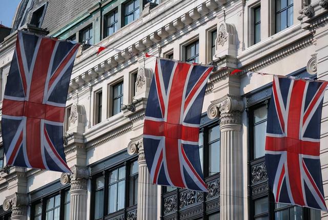 李嘉诚要带着千亿资产离开英国，背后究竟说明了什么？
