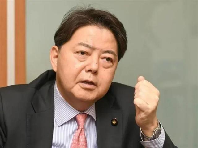 俄军直升机闯入日本领空后，10艘俄军舰进入日本海，普京又亮剑了