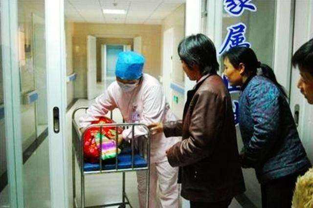 新生儿出产房后“第一抱”很重要：有两种人，关系再亲近也要拒绝