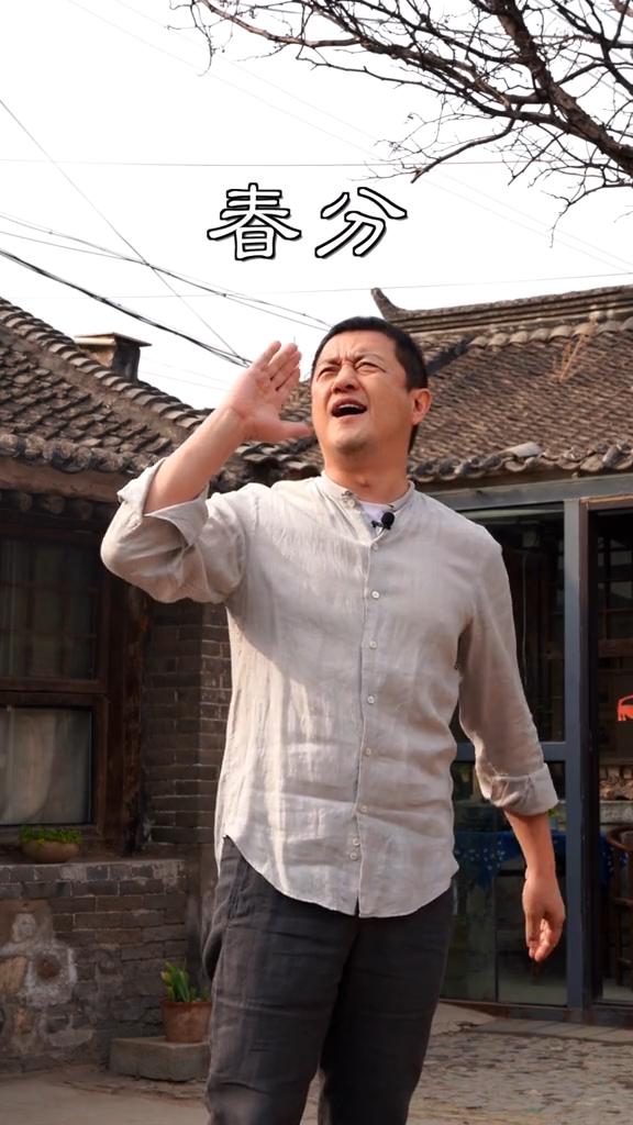 李嫣升级当姐后首露面，与闺蜜合影大秀小蛮腰，星味十足像极王菲