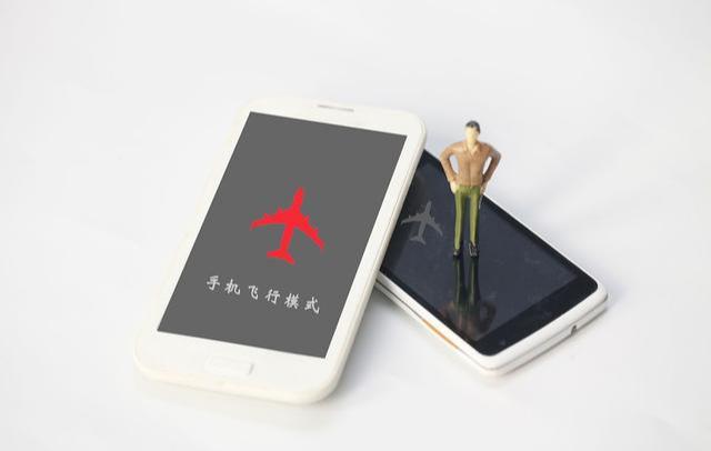 手机“飞行模式”没啥用，为啥没被淘汰？内行人：其实是你不会用