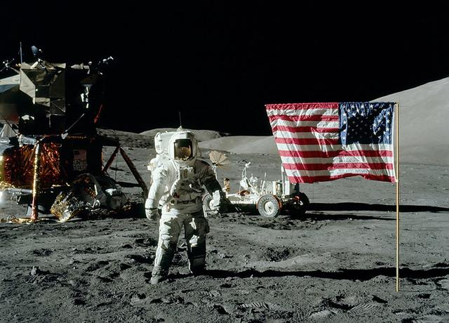 五星红旗在月球升起，美国登月又被质疑，为什么美国国旗在飘扬？