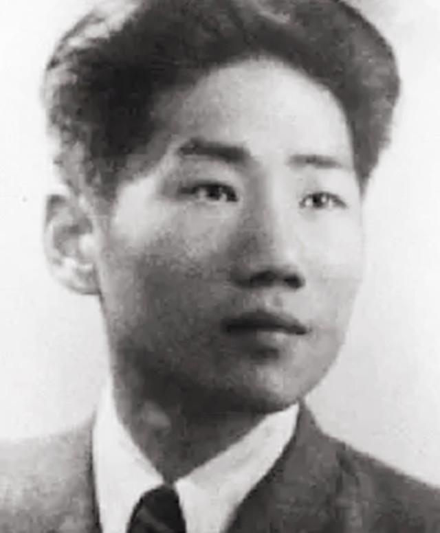 2020年，刘思齐儿子，女儿纪念主席诞辰127周年，表情严肃凝重