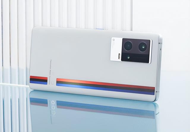 发布八个月下跌1200元，12GB+256GB+120W，E5屏旗舰售价乱套了