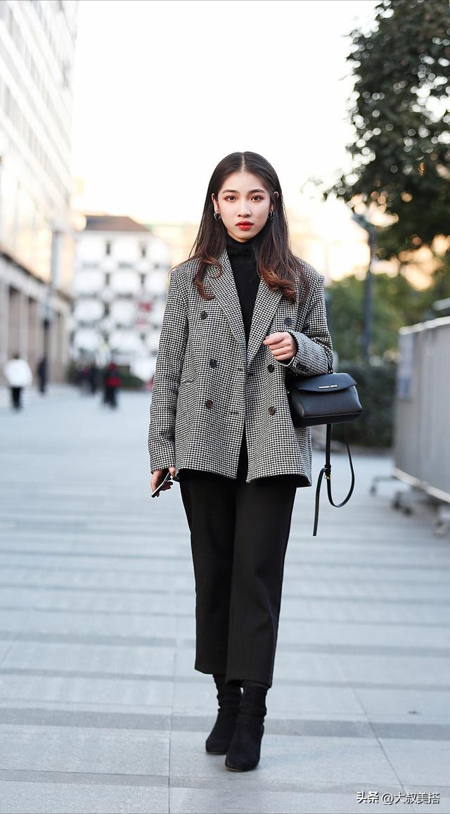 深灰色阔腿裤配什么颜色上衣好看(深灰色衣服搭什么颜色裤子好看)(2)