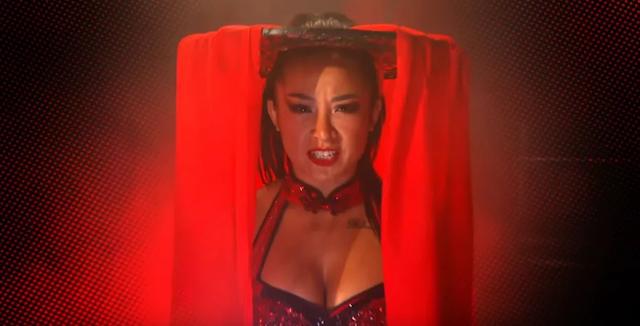 李霞，一个中国女人，在WWE指定了她最好的朋友:她邀请我回家过节，这是我摔跤的偶像。
