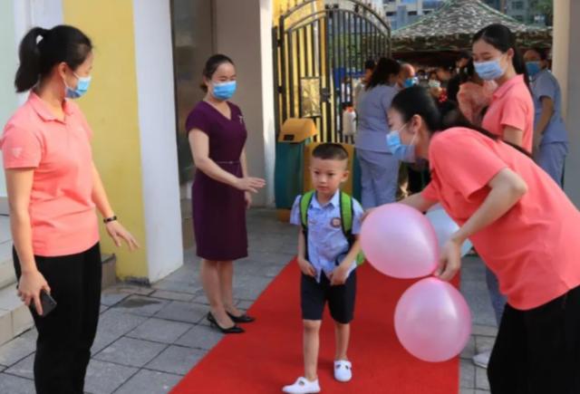 你还在拼三胎吗？多地幼儿园“一孩难求”，背后的原因很现实