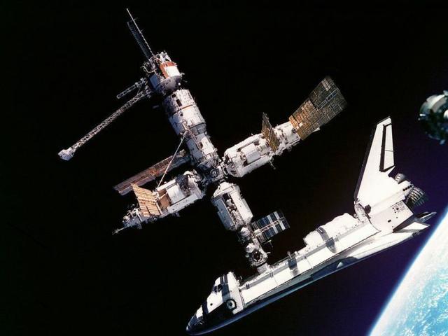 天宫空间站对比国际空间站，相差300多吨，我国空间站有何优势？
