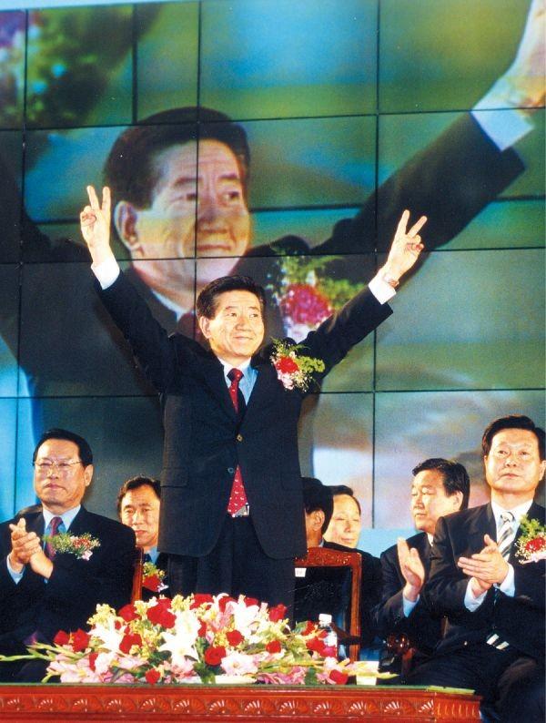 文在寅：11年孤胆复仇，将朴槿惠李明博送进监狱，难逃青瓦台魔咒