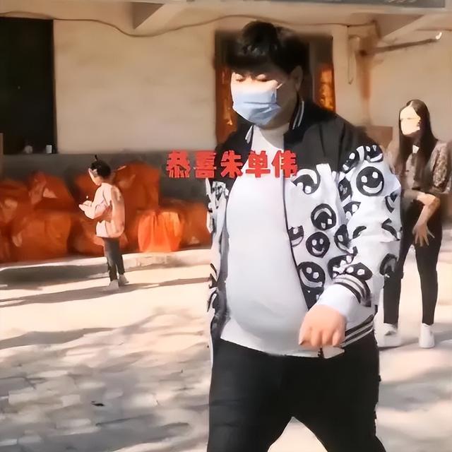 大衣哥儿媳本性暴露？开通社交账号晒定亲书，发文示爱朱小伟