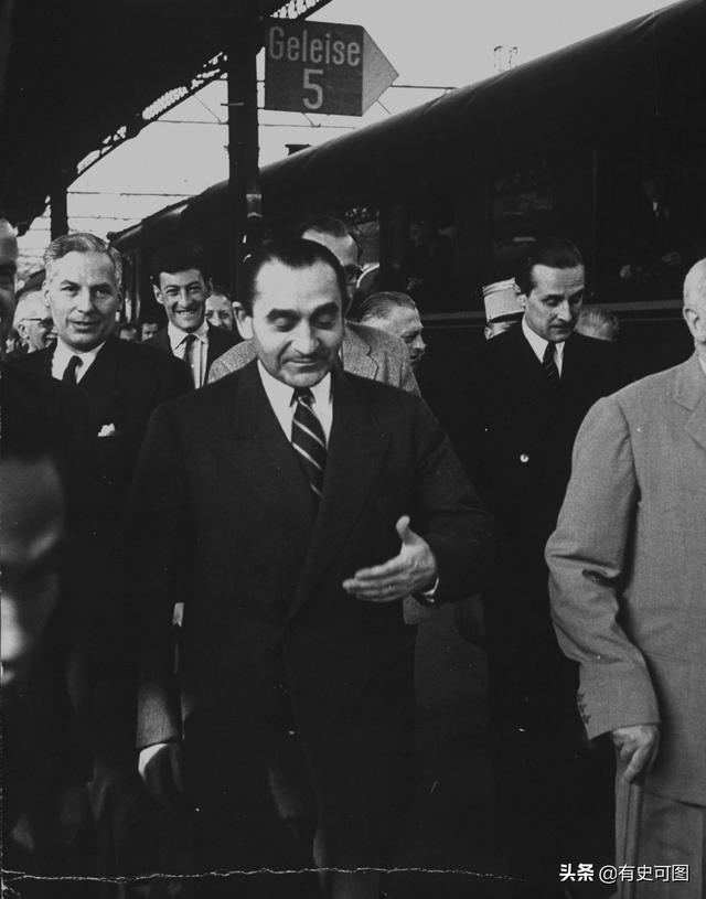 1946年的紫禁城外停滿了汽車，太和殿上放著袁世凱的西洋寶座