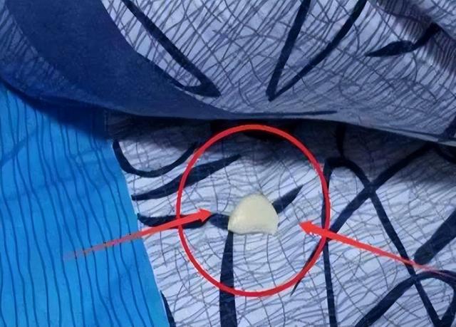 睡前在枕头下放2颗蒜，一段时间后，3个好处或会“不请自来”