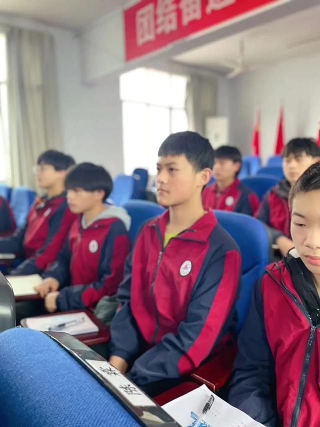 厉兵秣马，决胜百日——华凤学校举行中考百日誓师大会