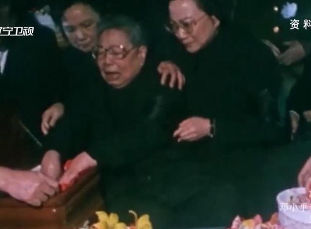 邓小平退休后享天伦之乐，临终前4天家人致信中央，提出五个要求