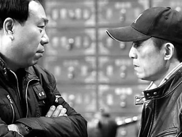 张艺谋72岁生日，陈婷晒出18岁儿子录取通知书，她真比巩俐强？