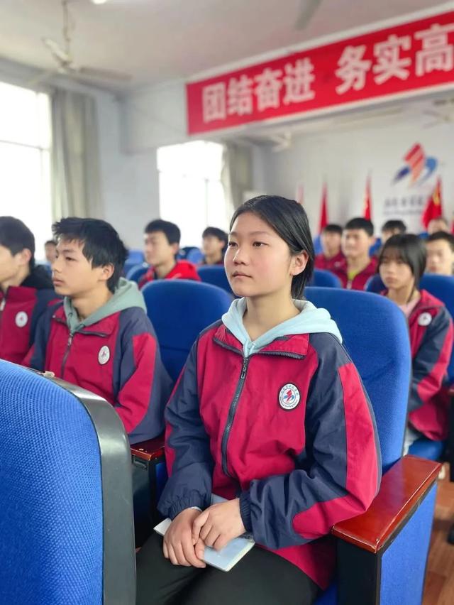厉兵秣马，决胜百日——华凤学校举行中考百日誓师大会