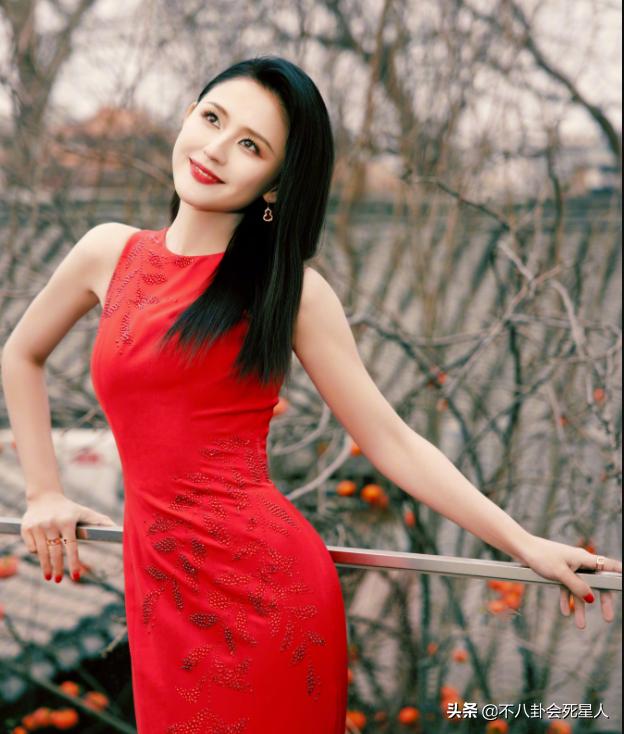 央视元宵女星PK：毛晓彤赢了金晨，万茜“败”在服装上