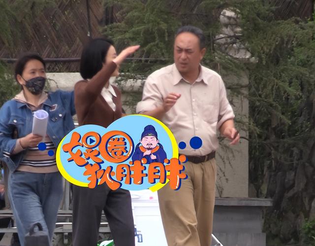 52岁张嘉益做核酸被拍，挺大肚给女演员撑伞，头发稀疏胖到认不出