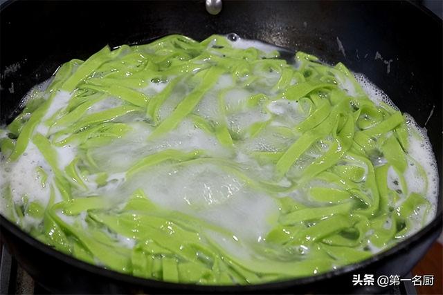“清明吃一草，百岁不显老”！“1草”是啥？采摘短，清明正当吃