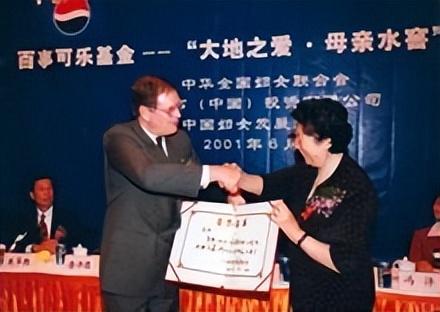 陈慕华：国军少将之女，成为中国第二位女副总理，却也有遗憾