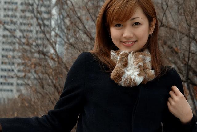 在杨惠妍以优异的成绩从大学毕业之后,她也在父亲的要求下进入碧桂园