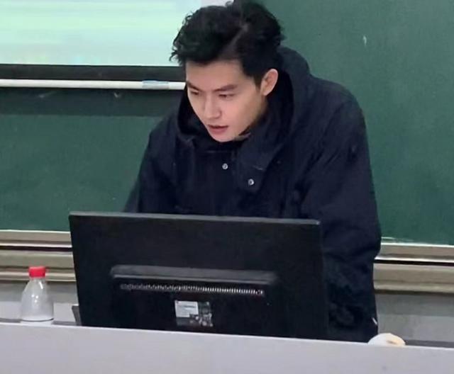 “想做就放手去做”，高校帅气男老师说出经验之谈，网友却不买账