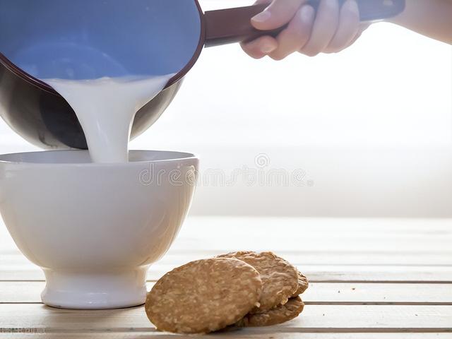 牛奶如何加热？爱喝牛奶的亲人记得4不要，别给健康找麻烦