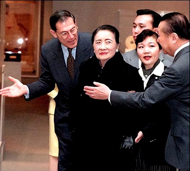 75年蒋介石去世后，宋美龄晚年为什么要去美国？又是靠什么生活？