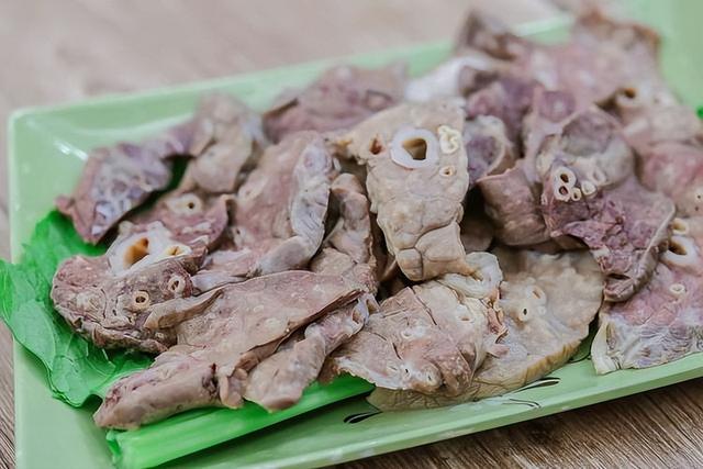 猪肉营养价值丰富，但医生提醒：这5个部位，还请少吃，早看早知