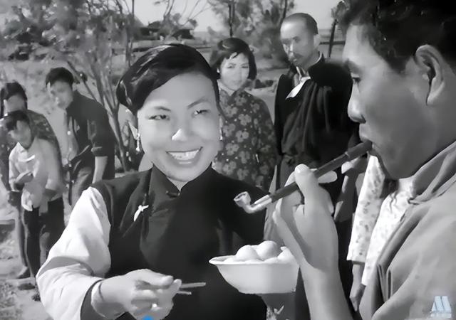 在电影《夺印》中,胡敏英扮演地主婆"烂菜花",戏份不多,可表现力却