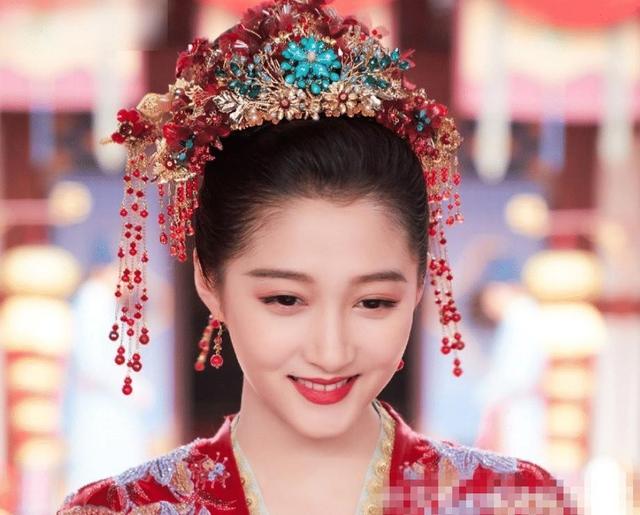 女明星带红的名字大全(名字带红的女明星)-天晟网