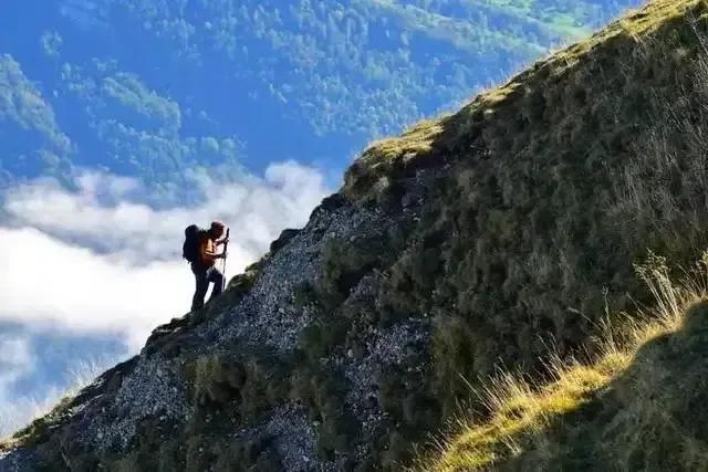 《莫怕前途多艰难，翻过大山光明有》