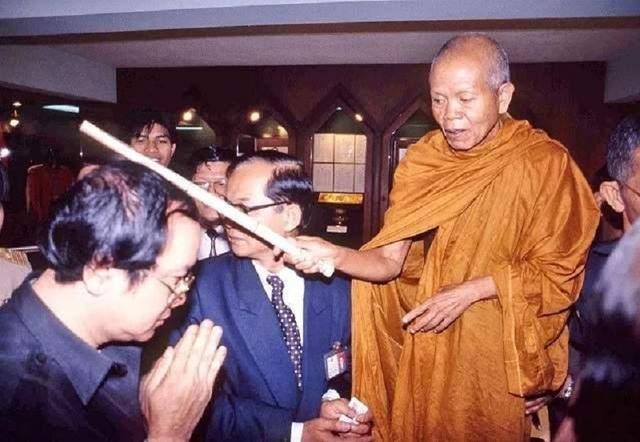 泰国92岁高僧：一生捐款超12亿，国王向他下跪，送葬队伍长16公里