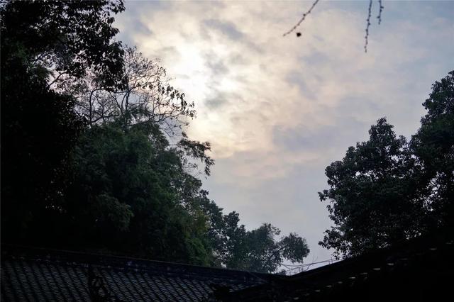 晴空万里 沐光而行