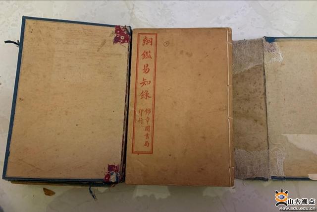 离休教师张新华家属向图书馆捐赠藏书