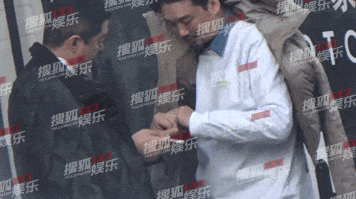 51岁李亚鹏再当爸！王菲“满脸的嫌弃”成全了老李“双重的幸福”