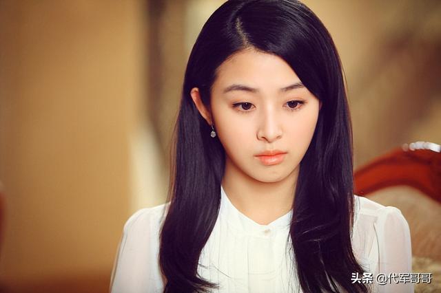 她15岁凭一首歌成名，事业受挫后抑郁爆肥，如今33岁美成这样？