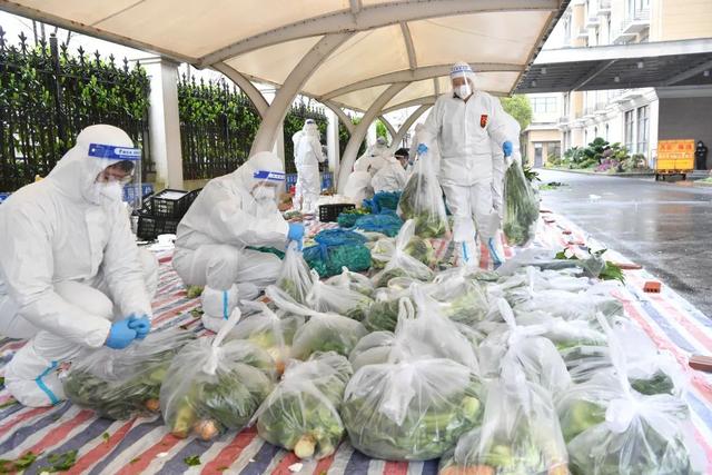 配送小哥太难抢！封控小区买菜买药，特殊时刻靠“智勇双全”