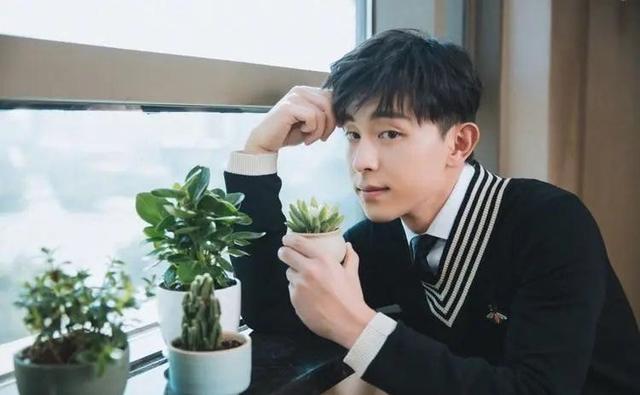 又一明星要被封杀，邓伦被曝偷税漏税，回顾成名经历实在太可惜