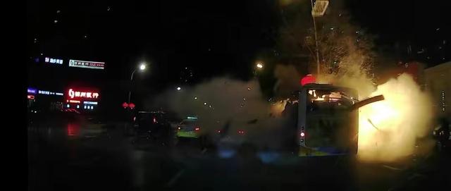 沈阳公交车突发爆炸事故！究竟是何原因？机械故障或是根源所在