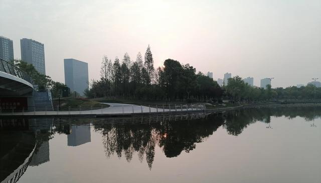 《龙游河畔》