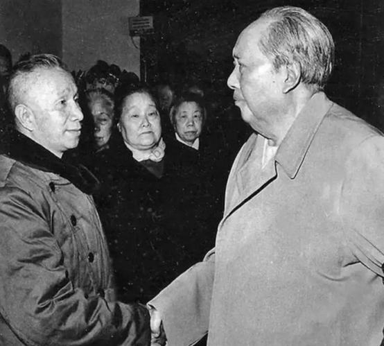 77年邓华回京，要求洪学智回部队，邓小平：让他去国防工业办吧