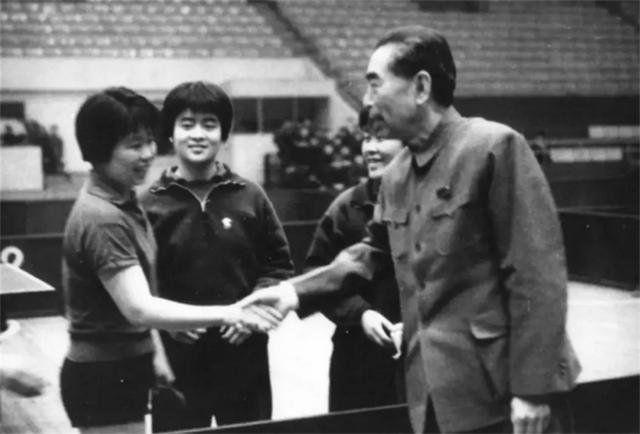 1971年，毛主席在深夜中做出重大决定，催促身边的人：快打电话