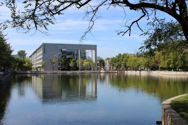 内蒙古：因就餐卡把女教师打骨折，中学副校长的粗暴行为引人深思