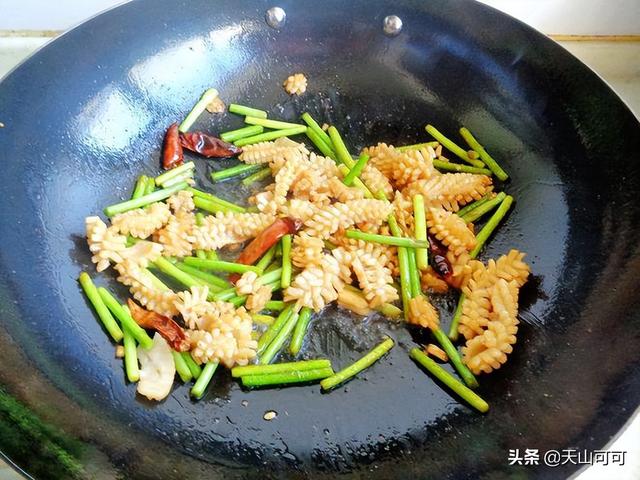 鱿鱼花怎么做好吃？和它搭配，几分钟炒一盘，脆嫩爽口无腥味