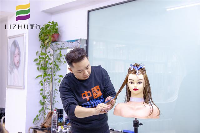 「进展」锁骨发型修剪视频(锁骨发型修剪视频教程)