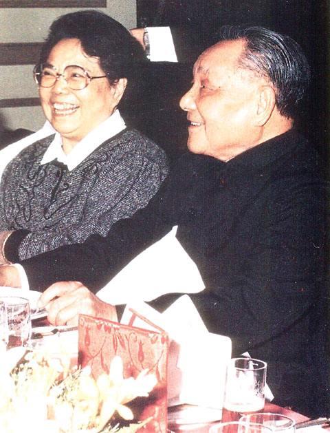 邓小平退休后享天伦之乐，临终前4天家人致信中央，提出五个要求