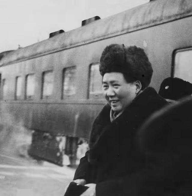 55年浙江一农民朝毛主席专列扔石头，被捕后，该如何处置？