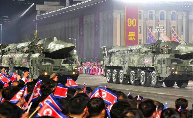 朝鲜深夜举行阅兵式，高超音速武器公开亮相，韩国不淡定了