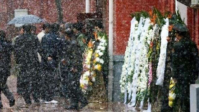 钱学森葬礼：北京天降大雪，三军仪仗队为他抬棺，他有怎样成就